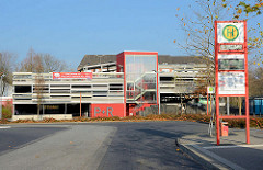 Parkhaus, P+R - Bushaltestelle; Bahnhof Quickborn.