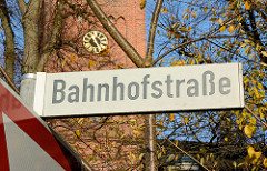 Schild Bahnhofstrasse - Kirchturm der Marienkirche in Quickborn.