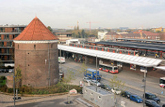 Blick über den Barmbeker Bahnhof und den Bushaltestelle - lks. der Luftschutzbunker / Zombeck-Bunker am Wiesendamm.