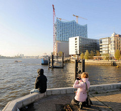 Sonniger Herbstabend an der Elbe am Strandhöft mit Blick auf die Baustelle der Elbphilharmonie; re. die Einfahrt zum Grasbrookhafen.