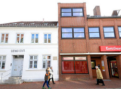Alt + Neu, das 1820 erbaute Gebäude vom Lienau Stift + moderner Neubau / Euroshop in der Kremper Strasse in Neustadt / Holstein.