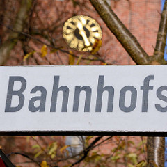 Schild Bahnhofstrasse - Kirchturm der Marienkirche in Quickborn.