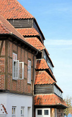 Historische Architektur in Neustadt / Ostholstein; Fachwerkgebäude - Dach des 1830 erbauten Pagodenspeichers.