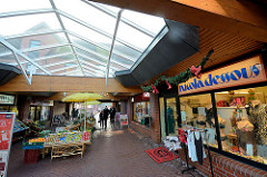 Passage mit Glasdach, Geschäfte - Bahnhofstrasse Quickborn.