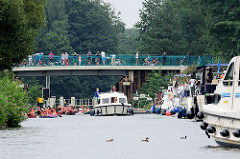 Diemitzer Schleuse im Müritz-Havel-Kanal - Sportboote warten auf die Einfahrt; Kanus und ein Sportboot haben die Schleusenkammer verlassen.