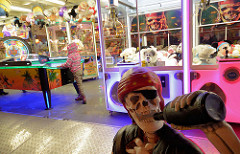 Dom / Jahrmarkt auf dem Hamburger Heiligengeistfeld - Spielsalon, Spielautomaten.