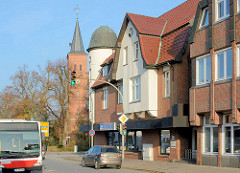 Modernisierte historische Architektur, Wohn- und Geschäftshaus, Kieler Strasse / Quickborn - Neubau und Kirchturm der Marienkirche.