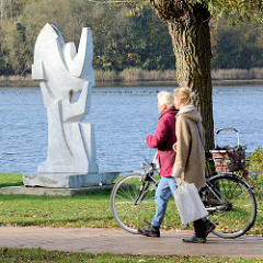 Kunst im Öffentlichen Raum - Neustädter Kunstkilometer am Binnensee, Promenade -  Segel und Möwen – Pierre Schumann, Marmorskulptur.