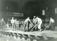 Kaischuppen am Sandtorkai - Lagerarbeiter mit Stechkarre, Sackkarre tranportieren Kisten auf der Rampe - Inschrift Hebestelle, Kassenplatz für Kaigebühren. ( ca. 1905 )