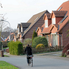 Doppelhäuser, Neubauten mit Dachfenster und Schieferverkleidung unterschiedlicher Färbung - Hans-Heyden-Strasse in Quickborn.