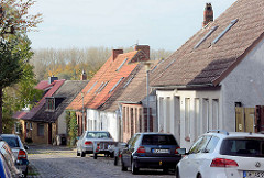 Einelhäuser - schmale Strasse mit parkenden Autos; Haakengraben in Neustadt, Holstein.