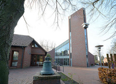 Katholische Kirche St. Marien in Quickborn; Einweihung 2000 - Gemeindehaus und alte Kirchenglocke.
