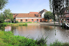 Mühlenteich von Hagenow - Terrasse mit Stufen am Wasser des Teichs; Blick zur Langen Strasse.