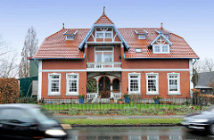 Wohnhaus an der Hauptstrasse - Einzelhaus, Gründerzeitarchitektur; Bilder aus der Metropolregion Hamburg / Quickborn.