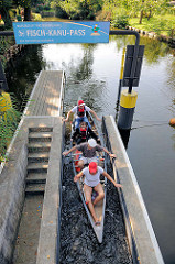 Fisch-Kanu-Pass an der Gänsehavel von Fürstenberg - ca. 50m lange Kanurutsche, die auch Fischen ein Passieren ermöglicht.