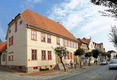 Museumsgebäude mit hofseitigem Stall- und Speichergebäude, erbaut 1828 - Lange Strasse, Hagenow.