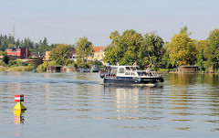 Motorboot in Fahrt auf dem Baalensee / Fürstenberg Havel.