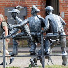 Schleusenspucker am Hafen von Rathenow - Figurengruppe von Tagelöhnern / Hafenarbeitern; Bildhauer Volker-Michael Roth / 2006.
