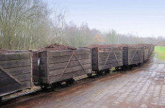 Mit Torf gefüllte Loren der Torfbahn im Quickborner Himmelmoor.