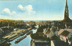 Historische Fotografie vom Hafen an der Havel in Rathenow - Binnenschiffe am Kai und als Schleppverband auf dem Fluss - re. die Altstadt von Rathenow und die St. Marien Andreas Kirche.