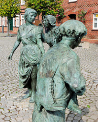 Fiek'n Brunnen vor dem Rathaus von Hagenow, Rathausplatz / Lange Strasse. Der Brunnen 2007 errichtet, Künstler Bernd Streiter - ein Schusterjunge belauscht zwei Frauen beim Tratschen.