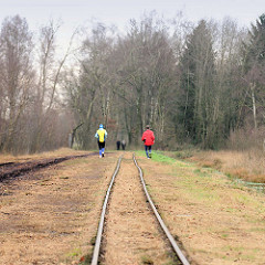 Gleise der Lorenbahn/ Jogger, Spaziergänger im  Himmelmoor / Quickborn - es findet noch Torfabbau statt; mit 605 Hektar das Größte Hochmoor in Schleswig-Holstein.