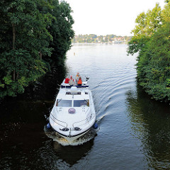 Ein grosses Motorboot auf der Havel im Verbindungskanal zwischen Baalensee und Schwedtsee in Fürstenberg / Havel.