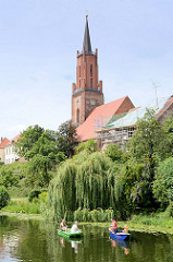 Blick über die Rathenower Havel auf die Sankt Marien Adreas Kirche auf dem Kirchberg in Rathenow. Ursprünglich im 13. Jahrhundert errichtet, im 15. + 16 Jhd. zu einer dreischiffigen spätgotischen Hallenkirche umgebaut - im Krieg zerstört und endgülti