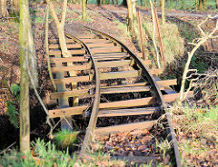 Stillgelegte Gleise / Brücke der Torfbahn im Himmelmoor in Quickborn; Brücke über einen Graben.