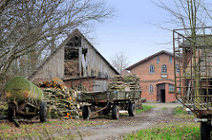 Bauernhof in Quickborn, Ortsteil Renzel - landwirtschaftliche Anhänger, Feuerholz, Holzscheune mit Heu.