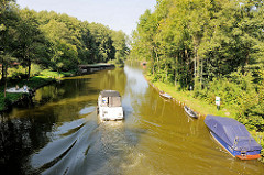 Ein Motorboot fährt auf der Havel Höhe Steinförde / Fürstenberg; Bäume, Wälder am Ufer des Flusses in Brandenburg.