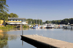 Bootssteg und Blick auf die Marina, Sportboothafen am Schwedtsee von Fürstenberg / Havel.