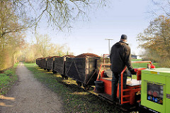 Lorenbahn im Himmelmoor; mit Torf gefüllte Loren der Torfbahn im Himmelmoor / Quickborn.