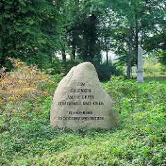 Findling mit der Inschrift: Zum Gedenken an die Opfer von Gewalt und Krieg - als Mahnung zu Toleranz und Frieden; Parkstrasse in Hagenow.