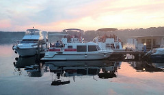 Bootsanleger in der Abendsonne am Mirower Strandhotel am Mirower See.
