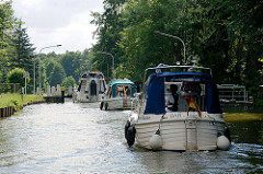 Die Schleusentore der Steinhavelschleuse in Fürstenberg sind geöffnet - Sportboote fahren in die Schleusenkammer ein.