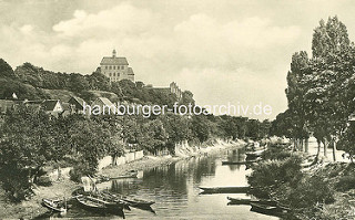 Altes Bild aus Havelberg - Blick über den Stadtgraben; Ruderboote liegen am Ufer - Havelberger Dom St. Marien.