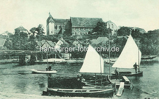 Segelboote und Ruderboote am Steg in Havelberg; Ufer der Havel - Blick auf den Dom St. Marien / historische Fotografie.