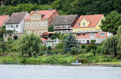 Wohnhäuser an der Weinbergstrasse der Hansestadt Havelberg; Ruderboot auf der Havel.