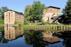 Historische Industriearchitektur in Fürstenberg, Havel; Betriebsgebäude der Steinhavelmühle an der Steinhavel.