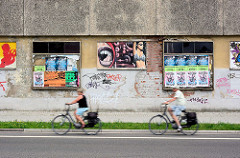 Hausfassade mit Plakaten und Wandmalerei - Radfahrer; Fotos aus Rathenow, Landkreis Havelland.