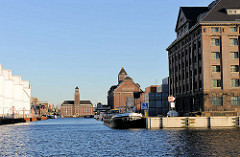 Historische Industriearchitektur im Westhafen Berlins - grosse Tanks am Hafenkai - Speichergebäude / Verwaltungsgebäude.