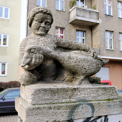 Fotos aus der Hauptstadt Berlin; Steinskulptur Kind mit Gans in der Putlitzstraße.