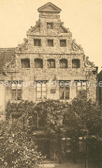 Historische Fotografie vom Heinrich Heine Haus in Lüneburg - historisches Giebelhaus aus dem 15. / 16. Jahrhundert.,