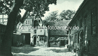 Historischer Gebäudekomplex ROTER HAHN in Lüneburg; Kopfsteinpflaster im Hinterhof.