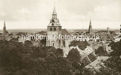 Historisches Panorama von Lüneburg - im Vordergrund die St. Michaeliskirche, re. der Kirchturm der St. Johanniskirche - lks. die St. Nicolaikirche.