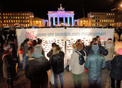 Mahnwache von Muslimen am Brandenburger Tor; Aufruf vom Zentralrat der Muslime und der Türkischen Gemeinde zur gemeinsamen Kundgebung als Reaktion auf die Terroranschläge in Paris. Fotowand der grenzenlosen Freudschaft - #Lovestorm.