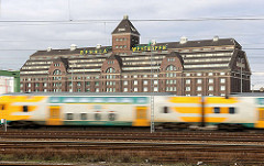 Personenzug in Fahrt vor dem ehem. Getreidespeicher am Berliner Westhafen.