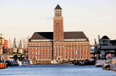 Hafenbecken und BEHALA-Verwaltungsgebäude mit dem 52 Meter hohen Turm im Berliner Westhafen.