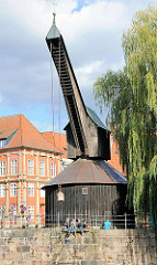 Alter Kran im Ilmenau-Hafen. Der 1797 erbaut Krahn gehörte damals zu den leistungsfähigsten in ganz Norddeutschland; er konnte durch Menschenkraft ca. 9 Tonnen heben.